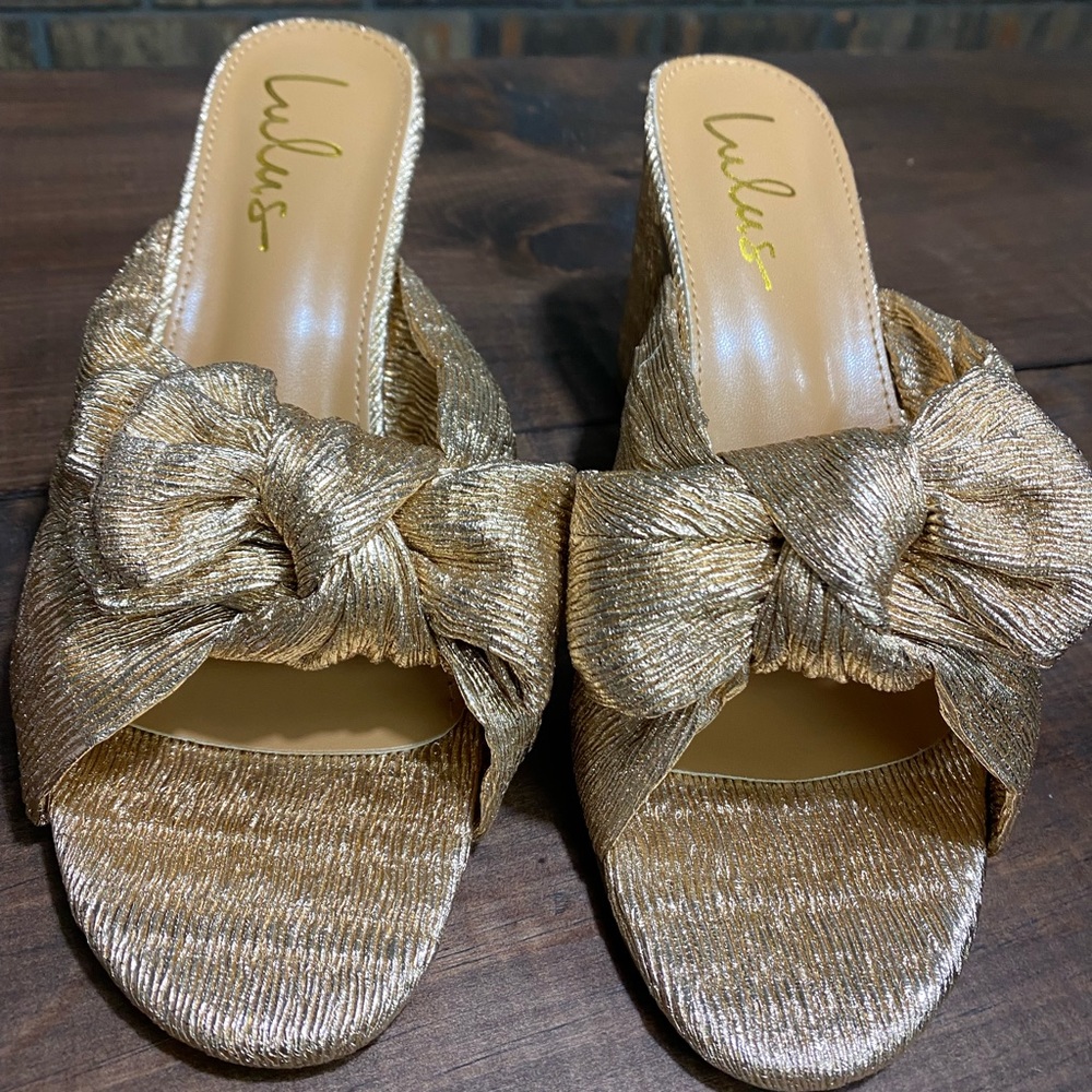 Size 9 Rose gold knotted shoes New in box